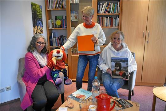 Die ehrenamtlichen Kinderhospizhelferinnen in Goslar sind nahbar und für den Kinderhospiztag gut vorbereitet. Ines Reinecke, Jutta Noël und Manuela Lehne (v.li.) nehmen Handpuppe Pipo als „Türöffner“ in die Kaiserpassage mit. Foto: Kempfer