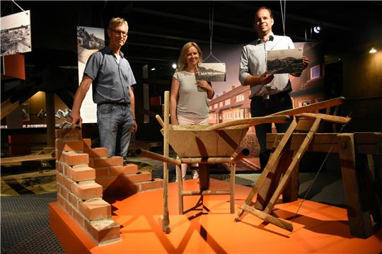 Die einfangende und ideenreich präsentierte Ausstellung am Rammelsberg wird kuratiert von (v.l.) Dr. Johannes Großewinkelmann, Morea Degen und Dr. Martin Wetzel.  Foto: Kempfer