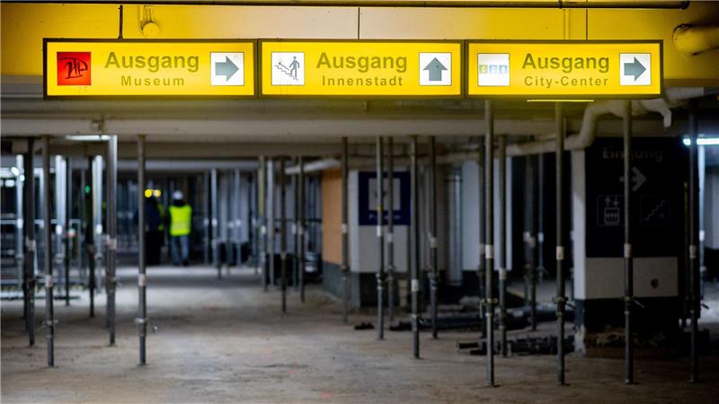 Die einsturzgefährdete Tiefgarage mitten in Oldenburg wird mit Tausenden Stützen stabilisiert. 