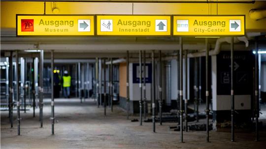 Die einsturzgefährdete Tiefgarage mitten in Oldenburg wird mit Tausenden Stützen stabilisiert. 