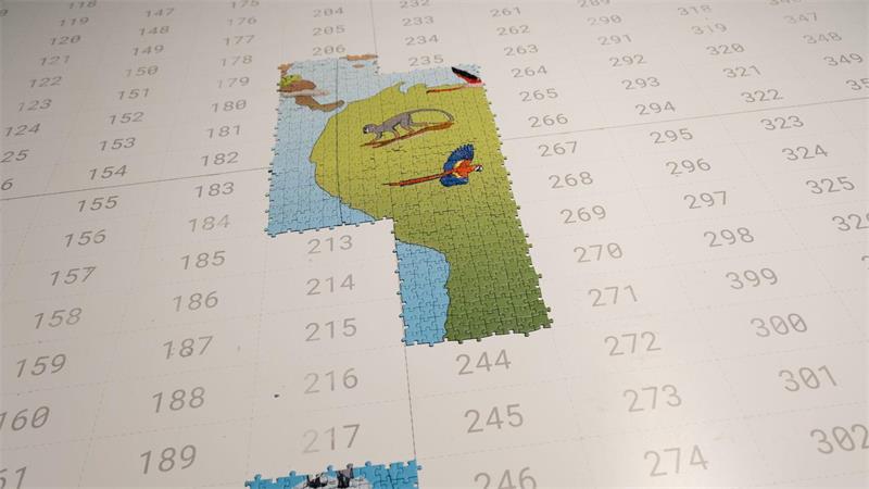 Die einzelnen Abschnitte werden zu einem überdimensionalen Puzzle zusammengefügt.