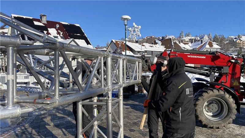 Die einzelnen Gerüstteile werden auf dem Platz Neue Mitte zusammengesetzt und montiert. 