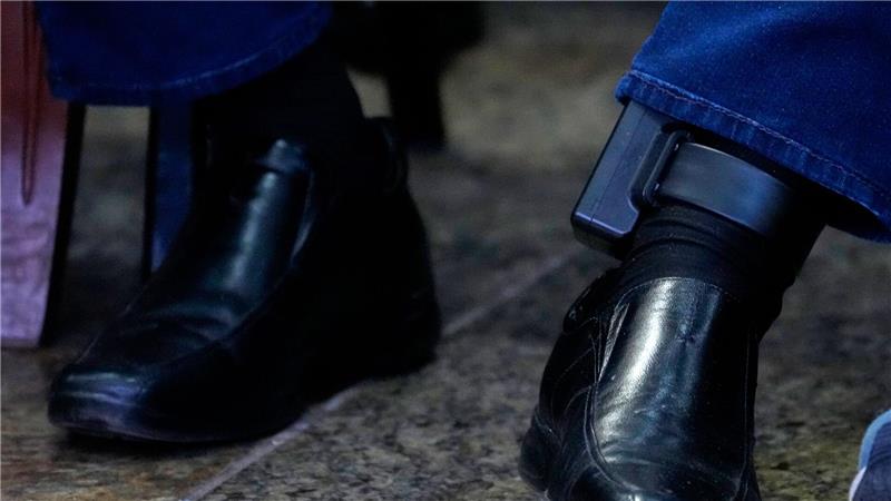 Die elektronische Fußfessel an Bolsonaros linkem Knöchel sorgt für Diskussionsstoff. (Archivbild)