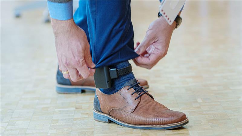 Die elektronische Fußfessel soll bei gewalttätigen Ex-Partnern oder Angehörigen ein Signal senden, wenn sich der Täter - bewusst oder unbewusst - dem Opfer nähert. (Symbolbild)