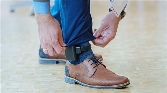 Die elektronische Fußfessel soll bei gewalttätigen Ex-Partnern oder Angehörigen ein Signal senden, wenn sich der Täter - bewusst oder unbewusst - dem Opfer nähert. (Symbolbild)