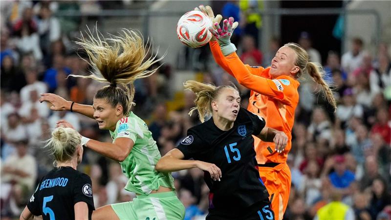 Die englische Torhüterin Hannah Hampton pariert einen Ball während des Halbfinalspiels gegen Italien bei der EM in der Schweiz.