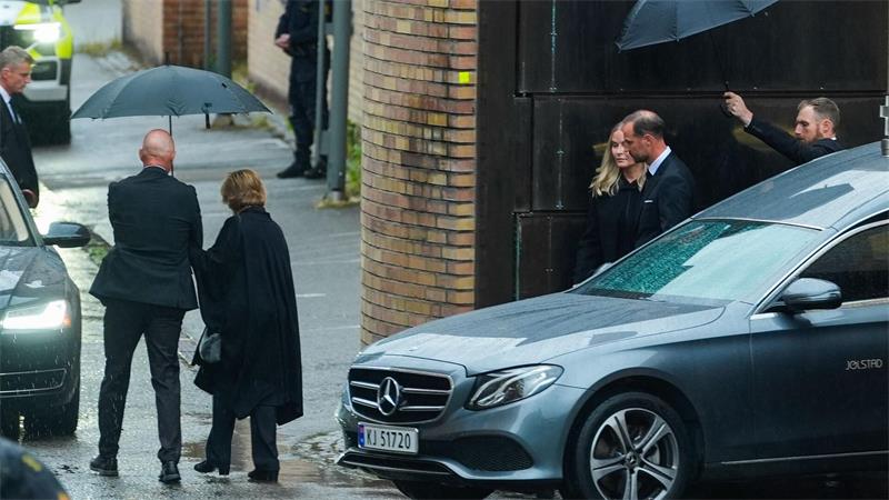 Die engste Familie von Harald folgte dem Wagen mit dem Sarg in einem weiteren Fahrzeug.