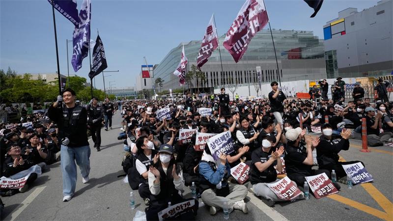 Südkorea steckt Hunderte Milliarden in seine Chip-Industrie Die enormen Unternehmensgewinne in der Halbleiterbranche haben zu einer Verteilungsdebatte in Südkorea geführt. Die Mitarbeiter der Gewerkschaft von Samsung haben beispielsweise im Frühjahr für höhere Prämien demonstriert.