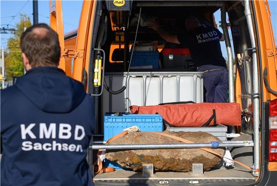 Die entschärfte 250-Kilogramm-Bombe aus dem Zweiten Weltkrieg liegt nach der Entschärfung in einem Transporter des Sächsischen Kampfmittelbeseitigungsdienstes.