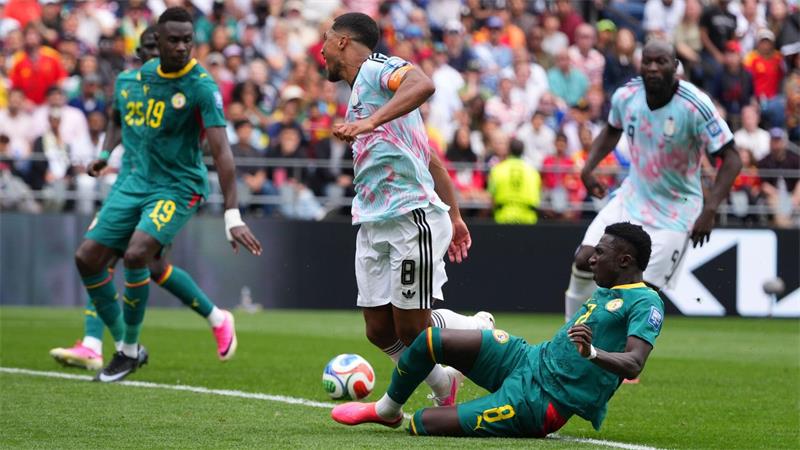Die entscheidende Szene der Verlängerung: Das Foul an Tielemans.