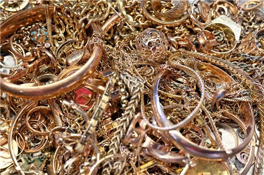 Die enttäuschenden US-Konjunkturdaten und die Turbulenzen im Bankensektor treiben den Goldpreis in die Höhe.