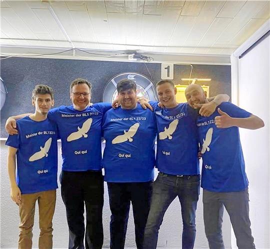 Die erfolgreichen Aufsteiger in die Bezirksoberliga (v. li.): Eren Ay, Christoph Bruns, Sinan Karsiz, Teamcaptain Michel Seekircher und Timur Chatamow. Auf dem Foto fehlt Kevin Heibei. Foto: Privat