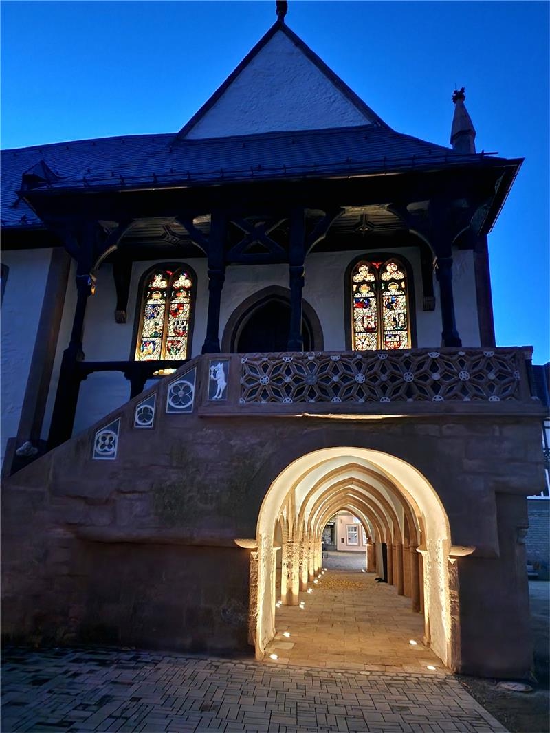 Die erleuchteten Arkaden des Rathauses. Foto: Sowa