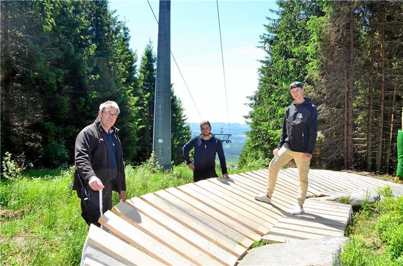 Bikepark Braunlage: Jetzt mehr Kurven und Nervenkitzel Die erneuerte Holz-Kurve im Downhill-Bereich ist fertig. Fabian Brockschmidt, Daniel Voigt und Daniel Kruschke (v. l.) stellen das Ergebnis vor. Fotos: Fricke