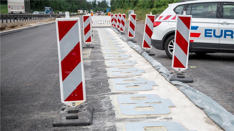 Teststrecke für Elektroauto-Ladung während der Fahrt Die erste Autobahn-Teststrecke für das Laden von Elektrofahrzeugen während der Fahrt auf der A6 in der Oberpfalz