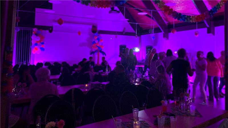 Die erste „End-of-summer-Party“ lässt die Alt Wallmodener bis in die Nacht feiern.
