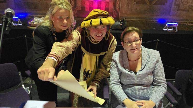 Die erste Frau als Ehrengast: Goslars Oberbürgermeisterin Urte Schwerdtner und Herold Gunnar Becker weisen Bundesbauministerin Klara Geywitz im November 2024 in Pancket-Geheimnisse ein.