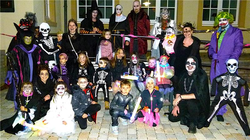 Die erste Halloween-Party in Nauen: Die Gäste bereiten sich auf eine schaurig-schöne Nacht vor.