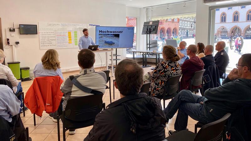 Ehrenamt bei Hochwasser in Goslar gefragt Die erste Informationsveranstaltung zur freiwilligen Hochwasserhilfe war gut besucht. Christian Warzecha (am Rednerpult) vom Team des Mach-Mit-Hauses freute sich über 19 weitere Anmeldungen.