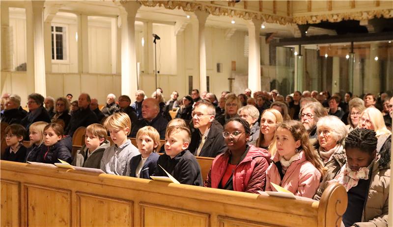 Die erste Sitzreihe in der Marktkirche ist reserviert für den Nachwuchs.