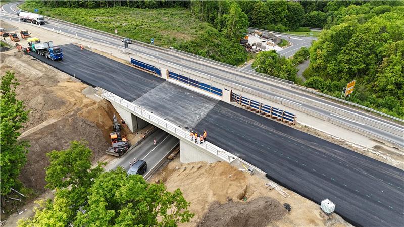 Die erste der beiden Autobahnbrücken an der Ausfahrt Harlingerode/Bettingerode – hier aufgenommen vor einigen Tagen – ist jetzt fertig und wird freigegeben.