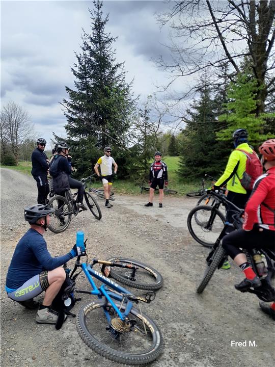 Die erste geführte Tour des Jahres ist mit zwölf Teilnehmern gut besucht. Noch bis Oktober bietet der Wintersportverein diese Strecken für Fahrradfahrer an.  Foto: Privat