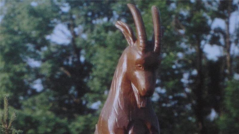 Die ersten 14 Jahre steht ein Geißbock aus Holz im Zentrum des Bergdorfs. Doch die Witterung sorgt dafür, dass er ausgetauscht werden muss.