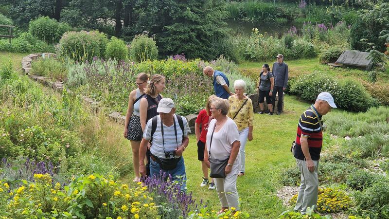 Gäste aus ganz Deutschland strömen zur Eröffnung des Kräuterparks Die ersten Besucher: Nach zwei Jahren Schließung ist der Altenauer Kräuterpark wieder mit Leben gefüllt.