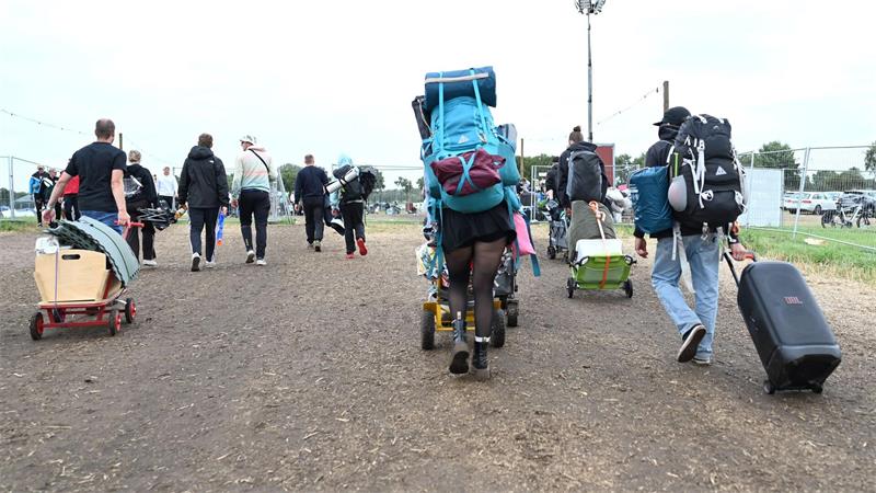 Die ersten Besucher des Festivals reisen ab. 