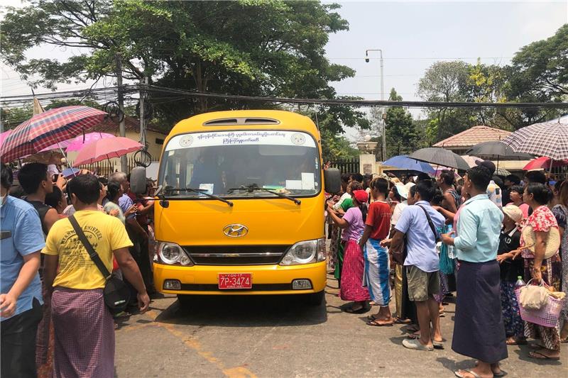 Junta in Myanmar kündigt Massenamnestie an Die ersten Busse mit Gefangenen verlassen im Rahmen einer Massenamnestie das Insein-Gefängnis in Myanmars größter Stadt Yangon.