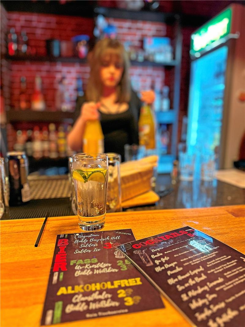 Die ersten Drinks gehen über die Ladentheke. Foto: Privat