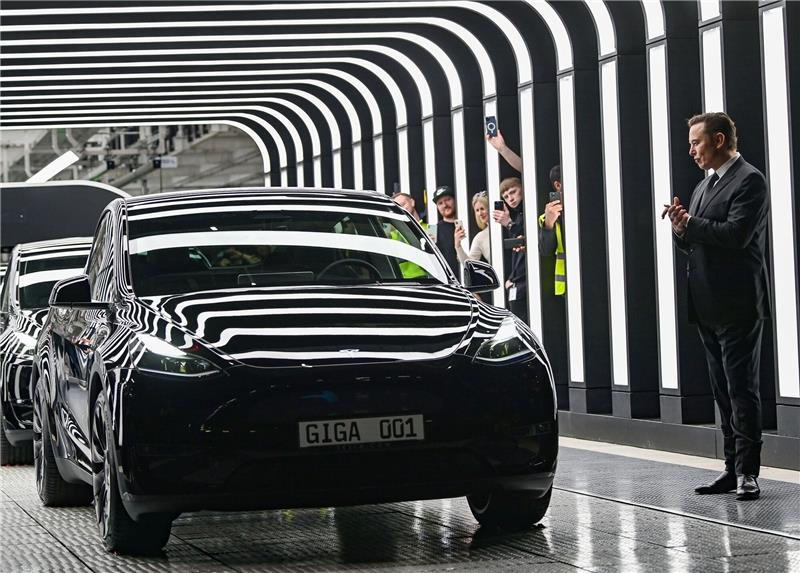 Die ersten E-Autos rollen in Grünheide vom Band, rechts Tesla-Chef Elon Musk.
