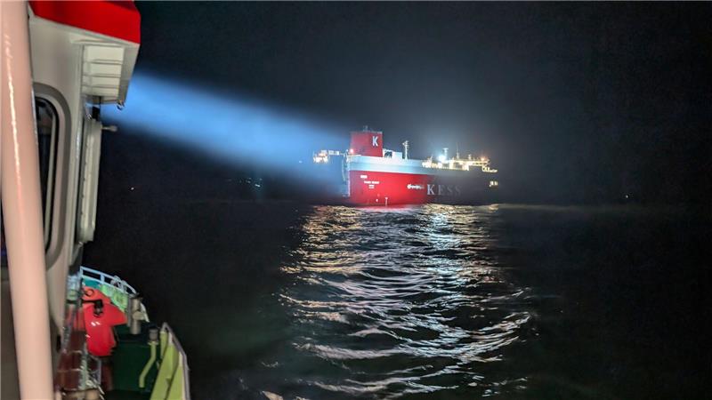 Die ersten Einsatzkräfte erreichten gegen Mitternacht den Frachter.