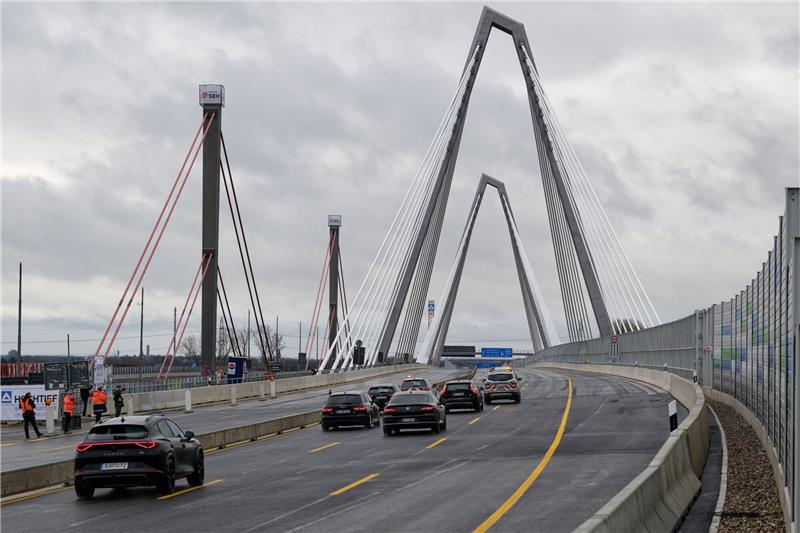 Neue A1-Rheinbrücke freigegeben Die ersten Fahrzeuge fahren über die neue Leverkusener Brücke.