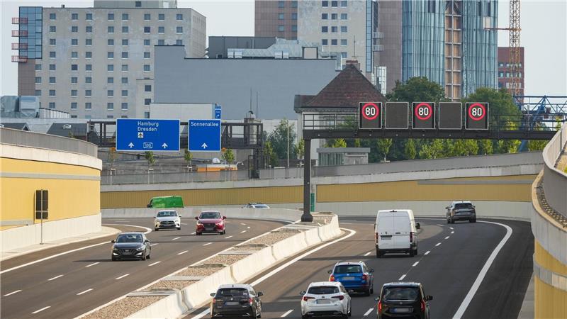 Umstrittenes Teilstück der A100 in Berlin eröffnet Die ersten Fahrzeuge rollen über das neue Teilstück der A100 in Berlin.