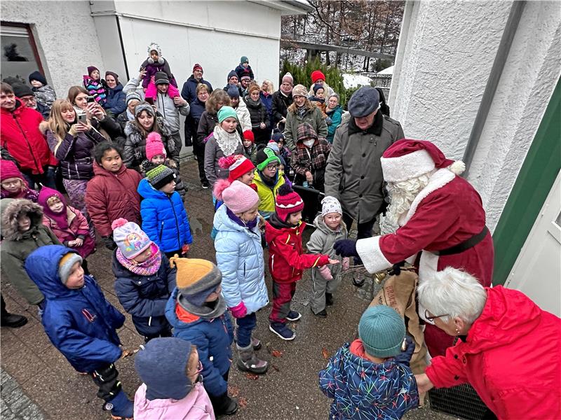 In Bad Harzburg kann der Nikolaus fliegen Die ersten Geschenke gibt es gleich vor der Tür der Seilbahn, die restlichen –schön verpackt in geputzte Stiefel – später auf der benachbarten Eisbahn.