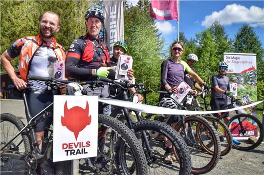 Die ersten Radfahrer holen ihr Starterpaket vom Outdoor Center Harz ab. Sie wollen demnächst den neuen „Devils Trail“ bezwingen. Die Rundstrecke führt gleich zweimal über den Harz.  Fotos: Neumann