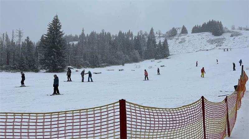 Die ersten Skifahrer des Jahres am Harz: Am Sonntag geht der erste Skilift in Sonnenberg in Betrieb.