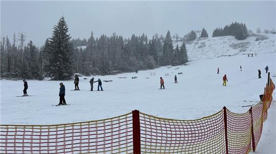 Die ersten Skifahrer des Jahres am Harz: Am Sonntag geht der erste Skilift in Sonnenberg in Betrieb.