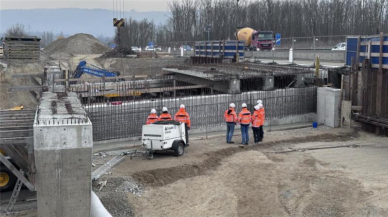 Die ersten drei Elemente liegen am Dienstagvormittag schon auf der Brücke.