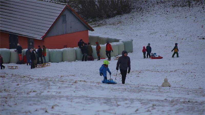 Die ersten unerschrockenen Kinder und Erwachsenen fahren am Freitag bereits mit ihren Schlitten den Rodelhang im Teichtal in St. Andreasberg hinunter.