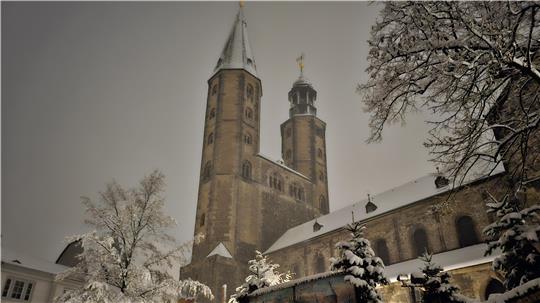 Die evangelischen Kirchen – hier ein winterliches Bild der Marktkirche – laden zu Krippenspielen und besonderen Gottesdiensten ein.
