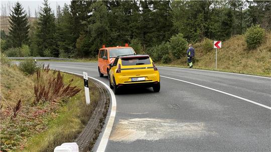 Die farbige Pfütze im Vordergrund spiegelt die Versuche wider, die spiegelglatte Fahrbahn der B4 irgendwie zu reinigen.