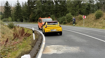 Die farbige Pfütze im Vordergrund spiegelt die Versuche wider, die spiegelglatte Fahrbahn der B4 irgendwie zu reinigen.