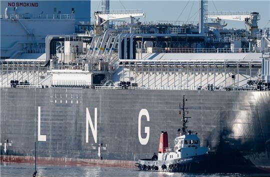 Die fast 300 Meter lange «Energos Power» läuft begleitet von Schleppern in den Hafen von Mukran ein.