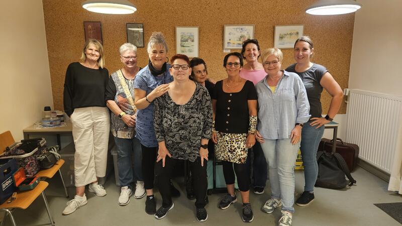 Die fleißigen Näherinnen sind mit Kreativität und Freude dabei.