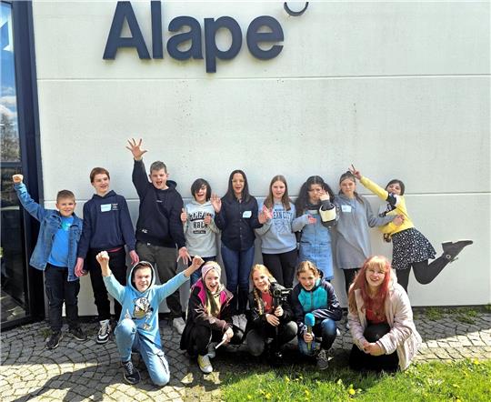 Die fleißigen Schüler vor dem Unternehmen Alape in Goslar. Foto: Sowa