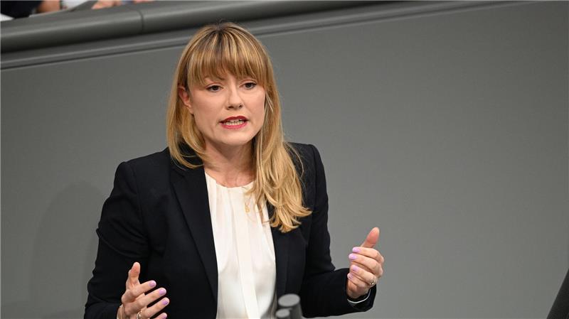 Die fluchtpolitische Sprecherin der Linksfraktion, Clara Bünger, rät der Bundesregierung Schutzsuchenden in Deutschland grundsätzlich den Weg in ein dauerhaftes Bleiberecht zu eröffnen. (Archivbild)