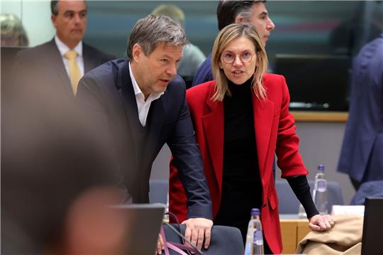 Die französische Energieministerin Agnes Pannier-Runacher im Gespräch mit Bundeswirtschaftsminister Robert Habeck.