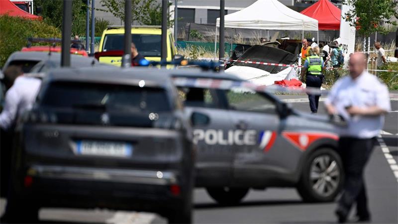 Frankreich: Erlebnisflug endet mit 11 Toten Die französische Polizei hat die Unglücksstelle abgesperrt.